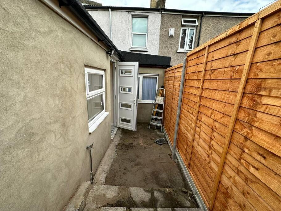 Big 3 Bedroom London House With 2 Bathroom Plumstead  Bagian luar foto